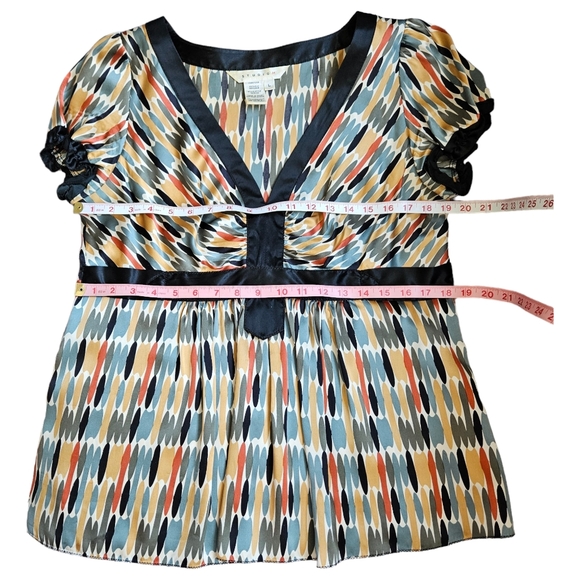Studio M multicolor and black silk top V-neck rushed front short sleeve size L - Picture 9 of 10